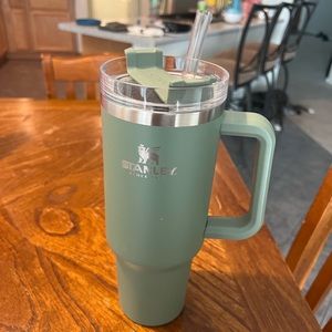 Hunter green STANLEY CUP QUENCHER 40 oz. With straw